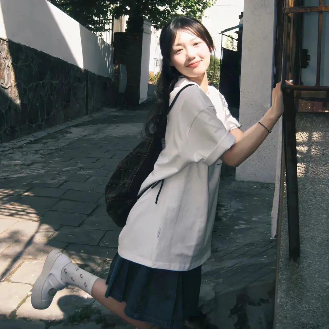 盛开的樱花林下